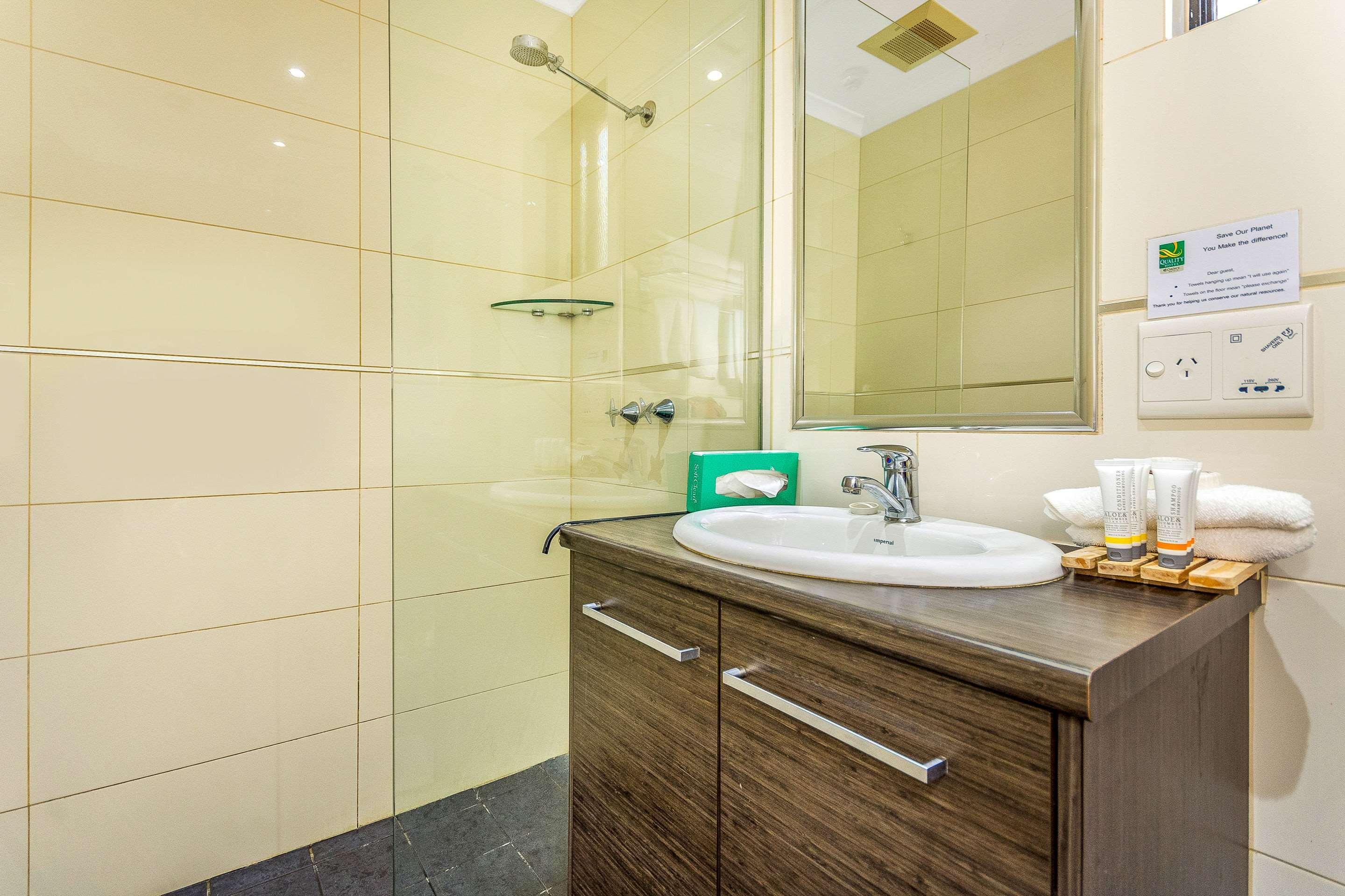 فندق كواليتي مطار داروين المظهر الخارجي الصورة A bathroom in a hotel